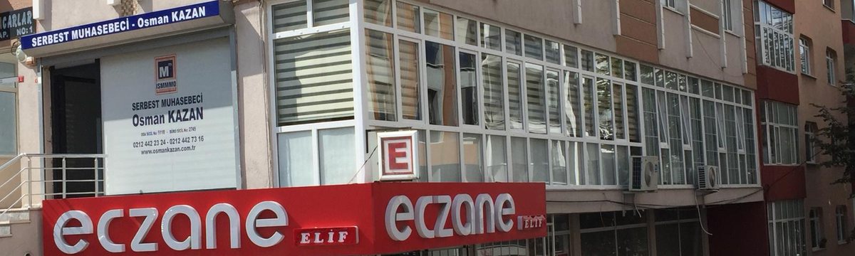 Ofis binasının sokaktan görünümü; girişin üstünde Serbest Muhasebeci Osman Kazan tabelası, yanında eczane