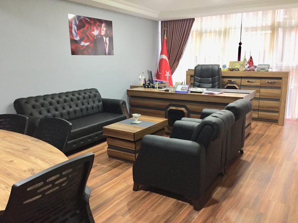 Ofiste ikinci görüşme odası; toplantı masası ve oturma grubu